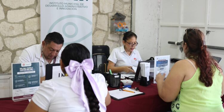 Aprovechan cancunenses “Día del Pueblo” en Palacio Municipal