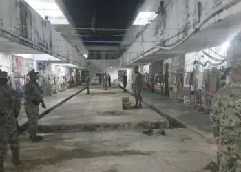Aseguran celulares y posible droga durante revisión en penal de Chetumal