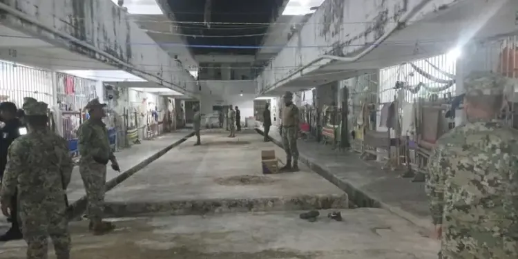 Aseguran celulares y posible droga durante revisión en penal de Chetumal