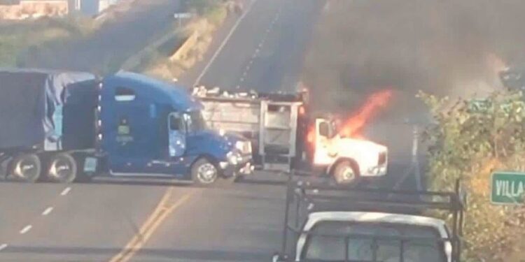 Michoacán registra 11 bloqueos carreteros tras operativo contra el CJNG