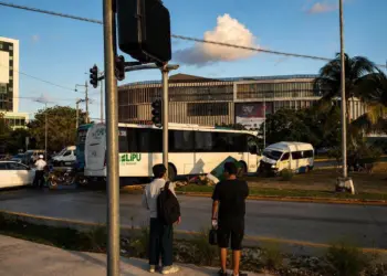 Choque entre combi y autobús deja un lesionado frente a Plaza Las Américas
