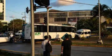 Choque entre combi y autobús deja un lesionado frente a Plaza Las Américas