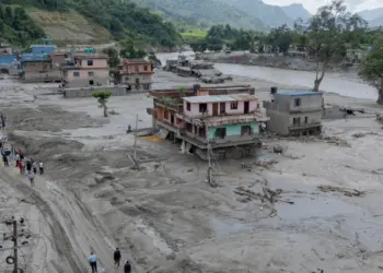 Continúan las labores de búsqueda de casi 600 extranjeros tras inundaciones en Nepal