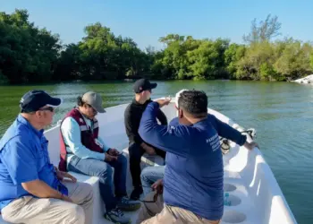 Arranca retiro de embarcaciones abandonadas en la Laguna Nichupte de Cancun