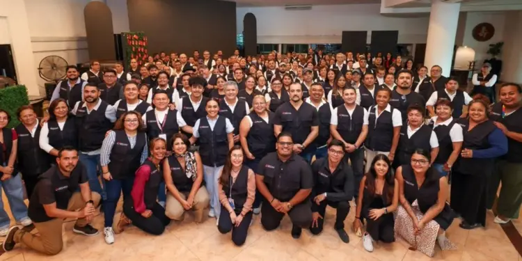 Ayuntamiento de BJ entrega chalecos institucionales a 150 servidores publicos
