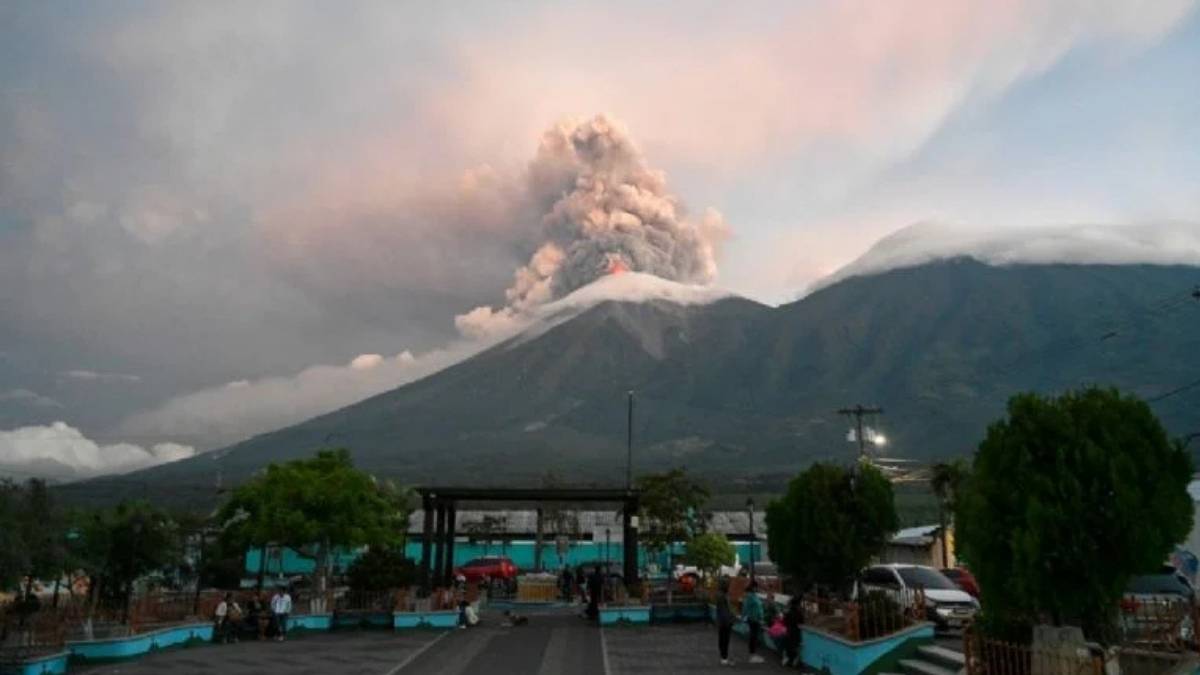 El Volcan de Fuego incremento su actividad explosiva