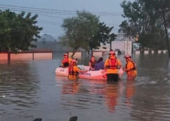Fuertes lluvias en Culiacan provocan inundaciones y rescates 14 personas fueron evacuadas en lancha