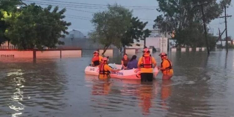 Fuertes lluvias en Culiacan provocan inundaciones y rescates 14 personas fueron evacuadas en lancha