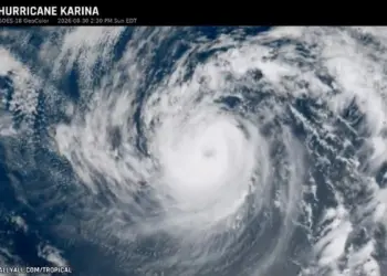 Huracan Karina se intensifica a categoria 3 en el Pacifico