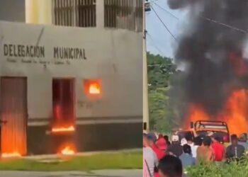 Incendian patrullas y delegacion en Cardenas Tabasco tras muerte de motociclista