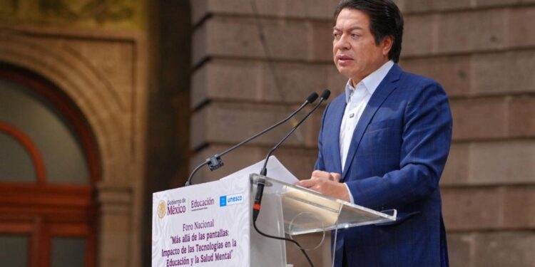 Mario Delgado explica como deberan regularizarse las escuelas militarizadas para seguir operando