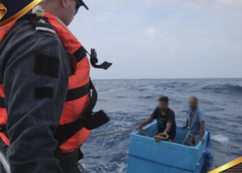 Rescatan a dos pescadores de Chiapas tras pasar cinco dias a la deriva sobre una hielera