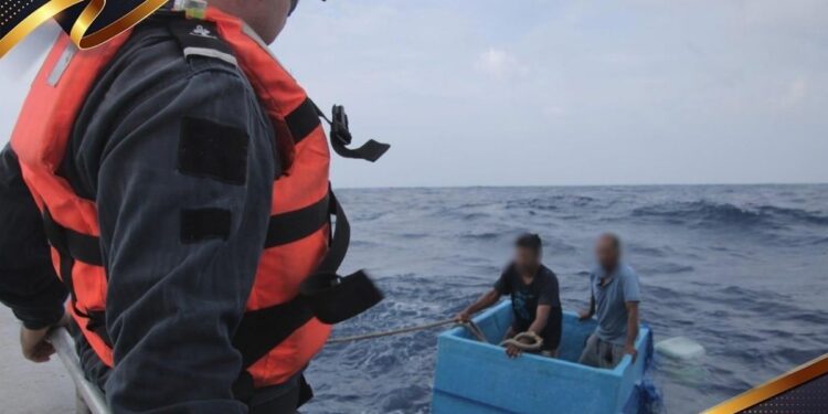 Rescatan a dos pescadores de Chiapas tras pasar cinco dias a la deriva sobre una hielera