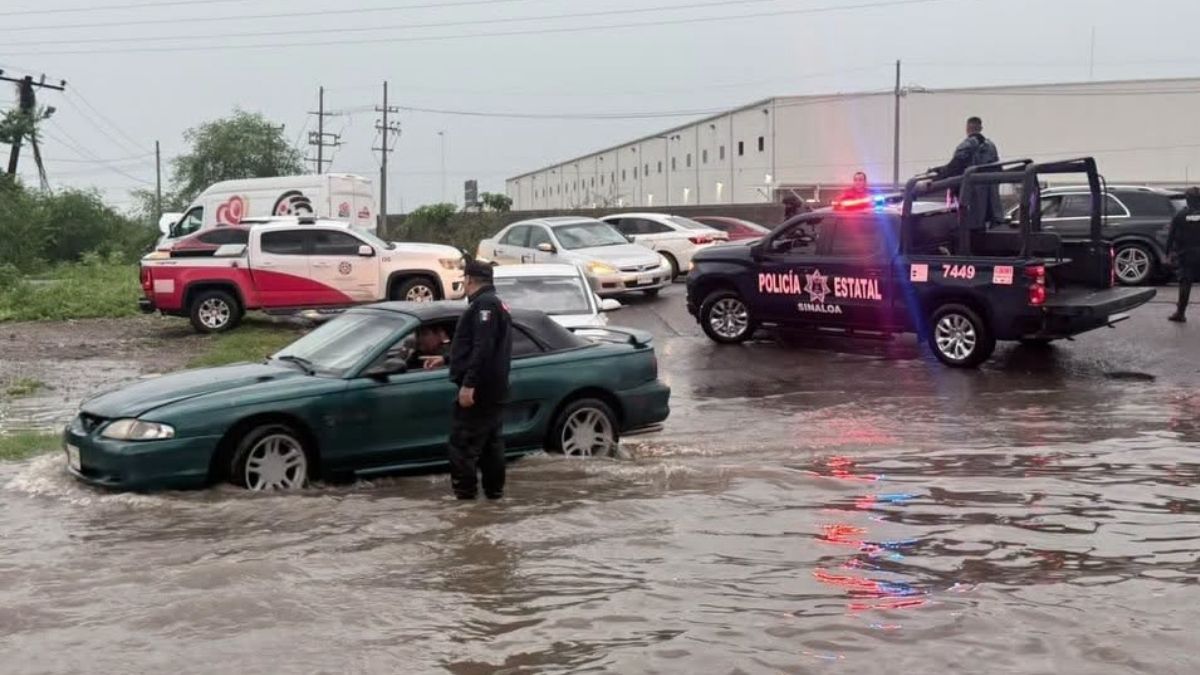 Rescatan a personas atrapadas por las inundaciones en Culiacan