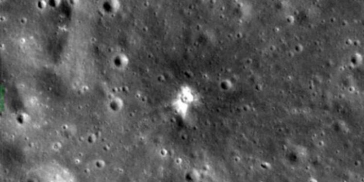 Satelite Danuri capta el antes y despues del impacto de un cohete de SpaceX contra la Luna