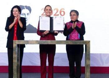 Sheinbaum firma decreto para ampliar la transparencia del Gobierno federal y limitar la reserva de informacion
