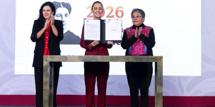 Sheinbaum firma decreto para ampliar la transparencia del Gobierno federal y limitar la reserva de informacion
