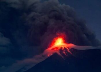 Volcan de Fuego entra en erupcion Guatemala declara alerta naranja y evacua comunidades