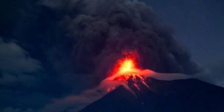 Volcan de Fuego entra en erupcion Guatemala declara alerta naranja y evacua comunidades