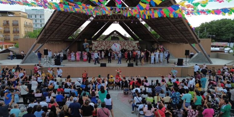 La Guelaguetza llena de color la Zona Fundacional de Cancún