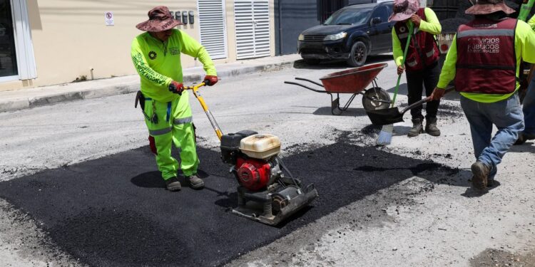 Dirección General de Servicios Públicos realiza trabajos de bacheo y desazolve de pozos en Cancún