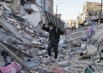 Van 169 muertos y 668 heridos por terremoto en Colombia