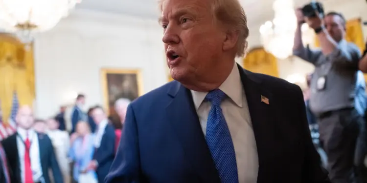 Trump firma cambio oficial del lago Ontario a lago América