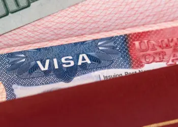 EU alista la revocación de visas más cuantiosa de su historia; afectaría hasta a 200 mil personas