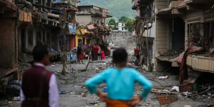 Riada en Nepal: suman más de 800 fallecidos y el Ejército rescata a 183 personas