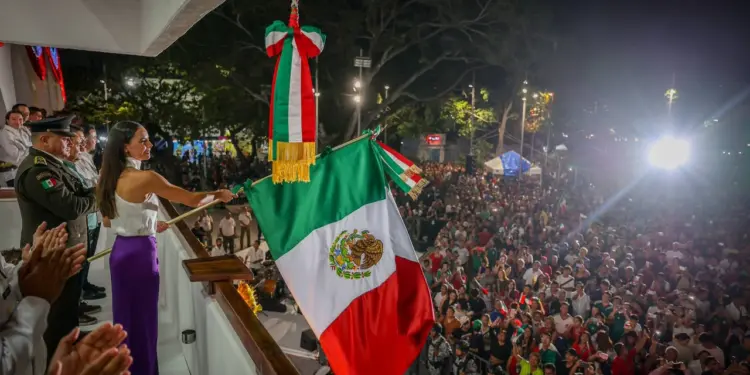 Más de 18 mil personas dan el Grito en Cancún; Ana Paty Peralta regresa al balcón tras tres meses de licencia