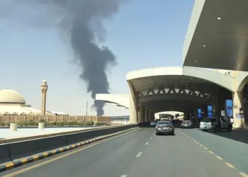 Alerta en Riad por ataque aéreo y humo cerca del aeropuerto