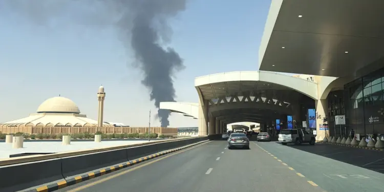 Alerta en Riad por ataque aéreo y humo cerca del aeropuerto