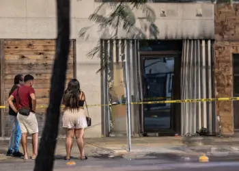 Arrojan cocteles molotov contra un local comercial en Playa del Carmen; no hay detenidos