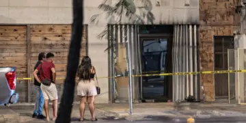 Arrojan cocteles molotov contra un local comercial en Playa del Carmen; no hay detenidos