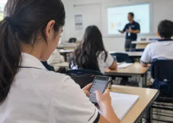 El uso de celulares en aulas requiere políticas responsables