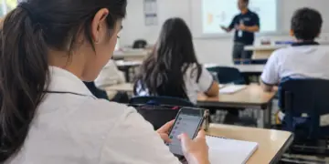 El uso de celulares en aulas requiere políticas responsables
