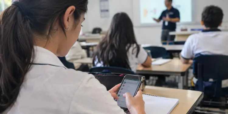 El uso de celulares en aulas requiere políticas responsables
