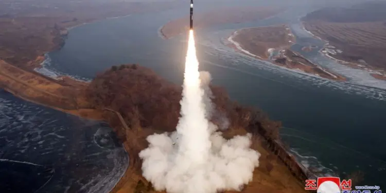 Corea del Norte lanza misiles tras ejercicios de EE.UU., Seúl y Tokio