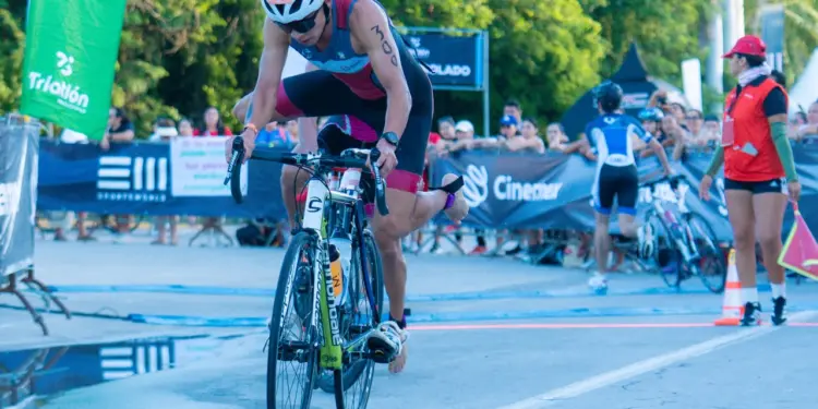 Cozumel acoge a más de mil atletas en el Triatlón Astri 2026