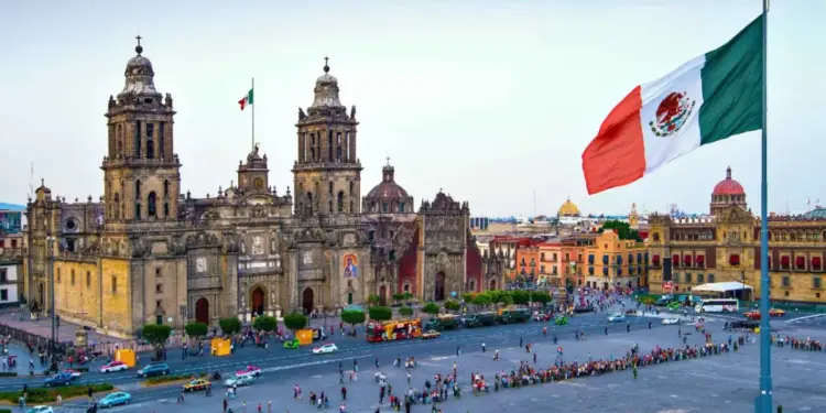 Economía mexicana recupera impulso en julio con crecimiento del 0.8%