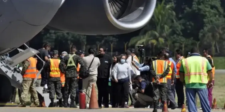 Gobierno de Honduras dará tarjetas con $93 a retornados de EE.UU.