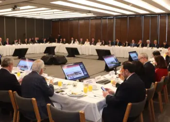 CCE urge frenar deuda y proteger inversiones en Paquete Económico 2027