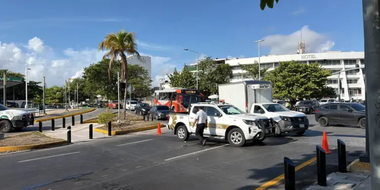 Madres buscadoras bloquean acceso a la Zona Hotelera de Cancún