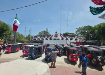 Mototaxistas de Cancún se manifiestan frente al Palacio Municipal