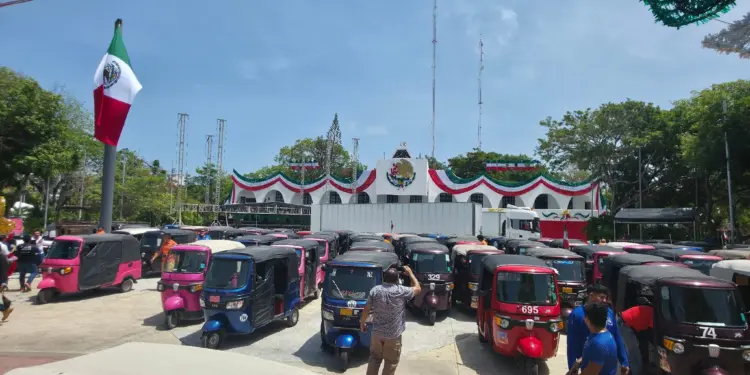 Mototaxistas de Cancún se manifiestan frente al Palacio Municipal