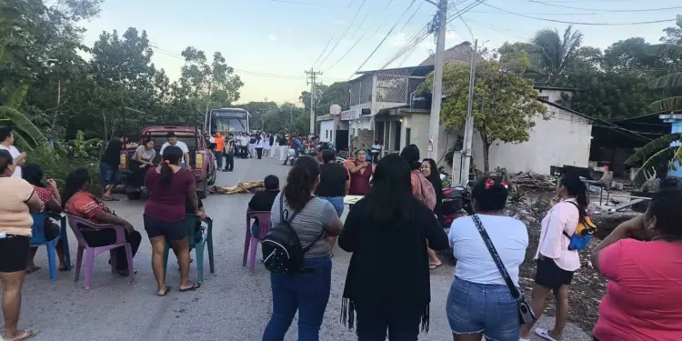 Tras diálogo con Cristina Torres, padres de familia levantan bloqueo carretero en Chumpón