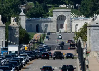Trump convertirá el arco del triunfo en un complejo militar
