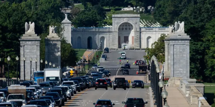 Trump convertirá el arco del triunfo en un complejo militar