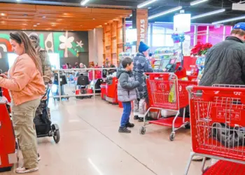 Confianza del consumidor en EE. UU. cae a mínimos de cuatro meses