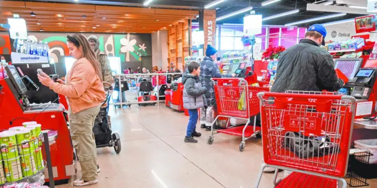 Confianza del consumidor en EE. UU. cae a mínimos de cuatro meses